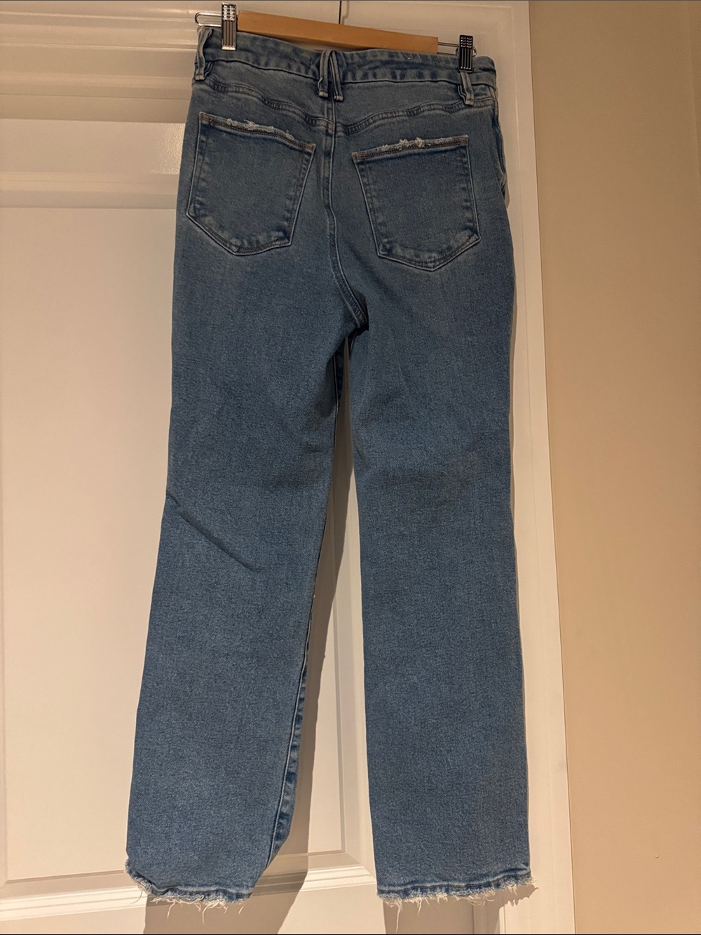 Good American Straight Leg Jeans in Light Blue Denim - Picture 2 of 3